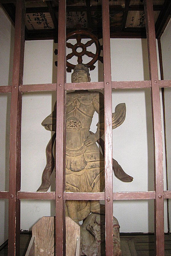 広目天像<br />
西方守護の広目天は右手に大蛇を巻き付けている。