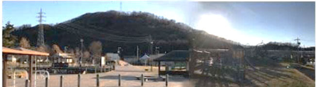 公園から見る森将軍塚古墳(左鉄塔の後ろ）と有明山